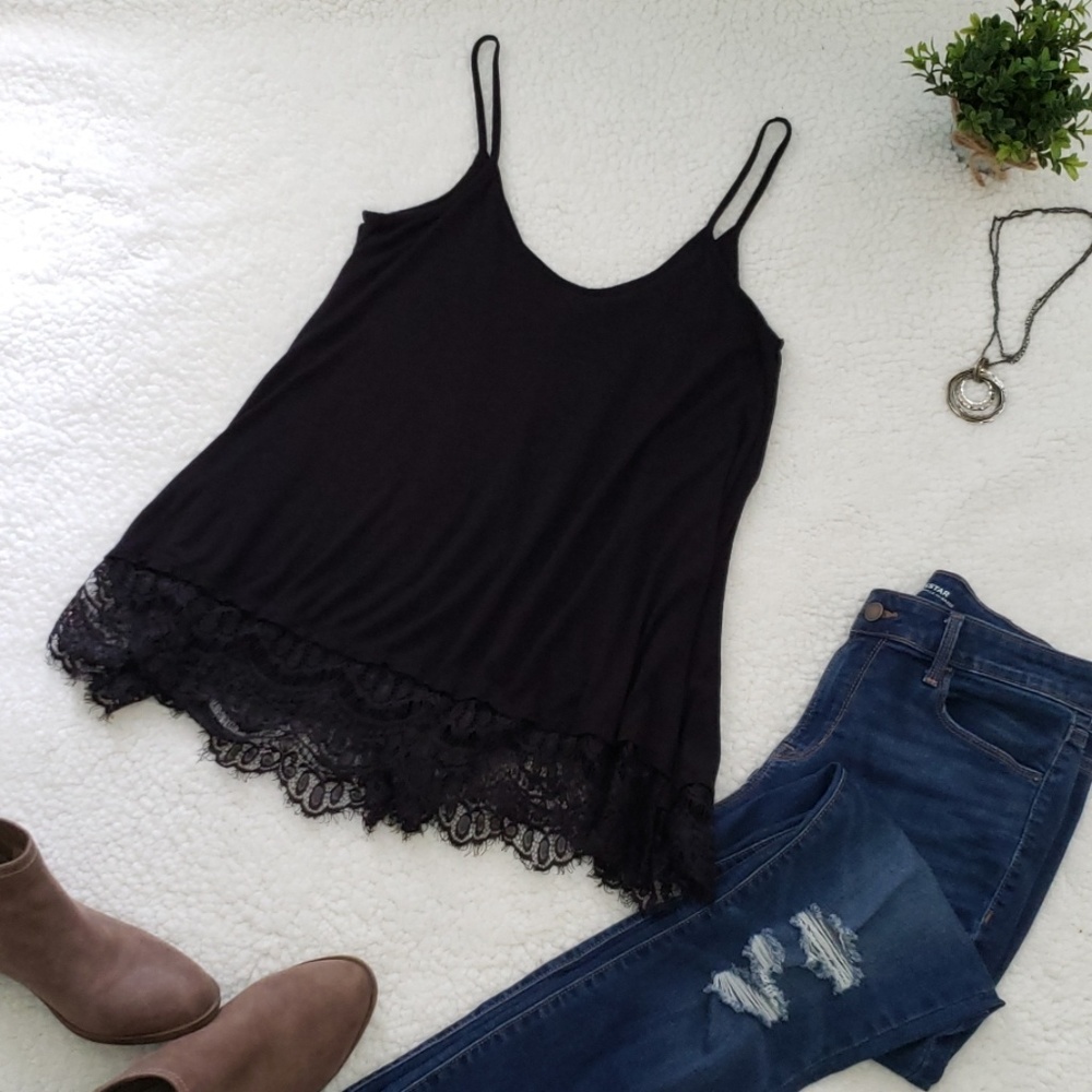 Lace hem black tank top EUC